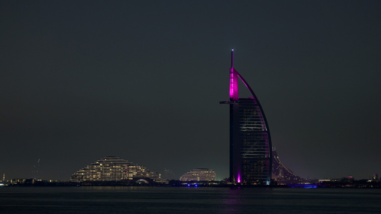 Politico: Εκρήξεις, πανικόβλητοι influencers, στελέχη πολυεθνικών και... κατοικίδια, πώς τελείωσε το πάρτι στο Ντουμπάι