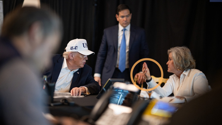 Παραβίαση ασφάλειας στο πλευρό του Τραμπ; Η συσκευή της Σούζι Γουάιλς που προκαλεί ερωτήματα
