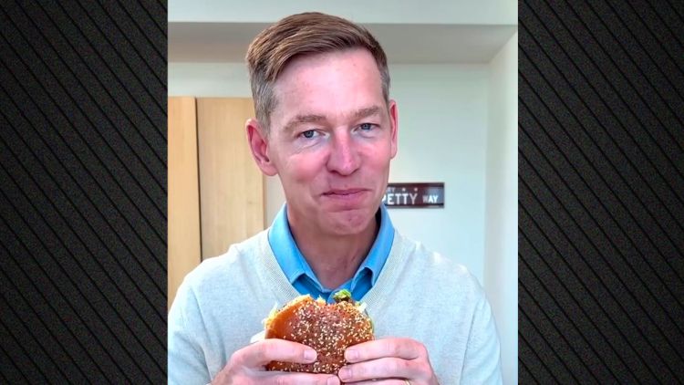 Αντιδράσεις για τον CEO των McDonald’s, ανέβασε βίντεο που δυσκολεύεται να φάει το Big Arch burger
