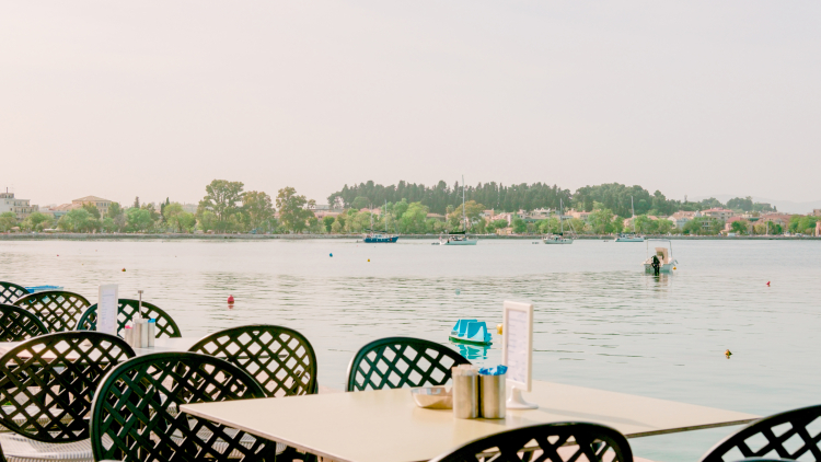 Εργασία εξ αποστάσεως στην ανοιξιάτικη, ολάνθιστη Ελλάδα
