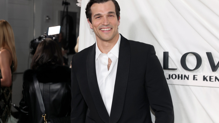 Πολ Άντονι Κέλι: Φέτος είναι η χρονιά του - Αφού υποδύθηκε τον Τζον Φ. Κένεντι Τζούνιορ, έγινε πατέρας
