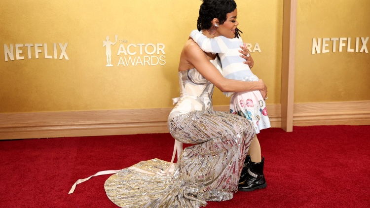 2026 Actors Awards: Η τρυφερή στιγμή που η 5χρονη κόρη της Τεγιάνα Τέιλορ διόρθωσε το φόρεμά της (βίντεο)
