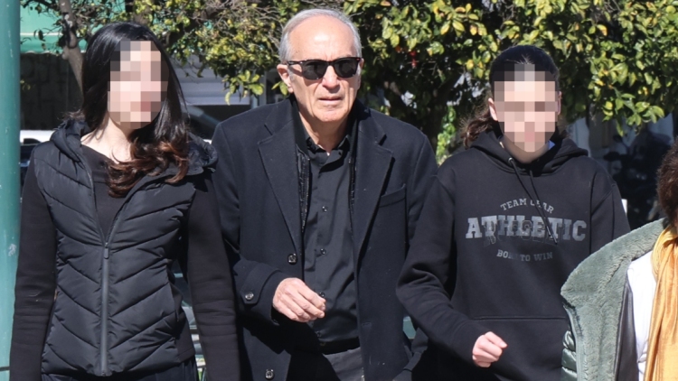 Συγκίνηση στο τελευταίο «αντίο» του Κώστα Νταλιάνη, συντετριμμένος ο αδερφός του Γιάννης