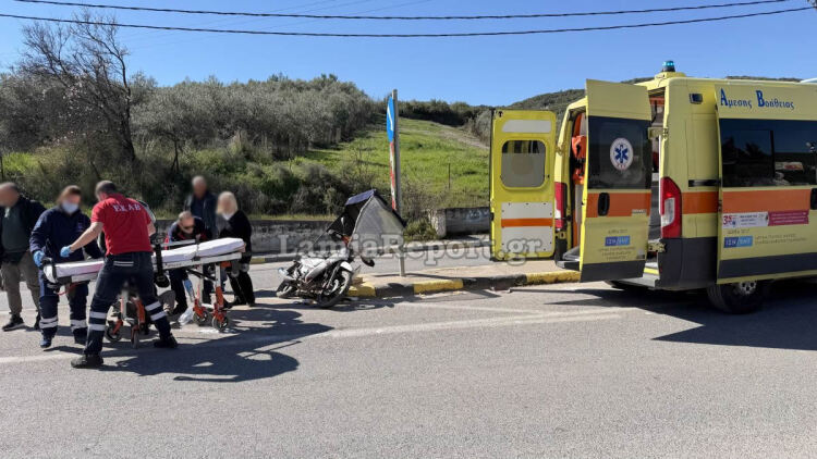 Τροχαίο στη Λαμία, αυτοκίνητο έκανε αναστροφή και συγκρούστηκε με μηχανάκι ντελίβερι