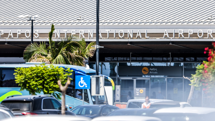 Τι λένε οι Βρετανοί για τα ταξίδια στην Κύπρο μετά τις επιθέσεις στη βάση Ακρωτηρίου
