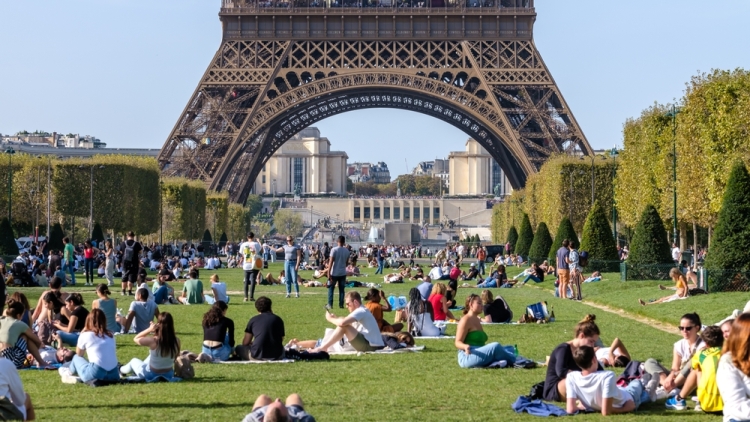 Πικ νικ στο Παρίσι: 5+1 καταπράσινα πάρκα για το αγαπημένο «σπορ» των ντόπιων
