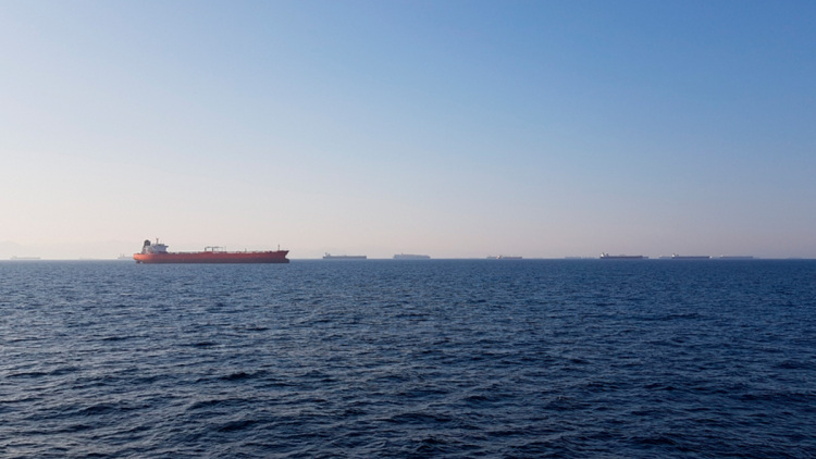 Αναβαθμίστηκε ο συναγερμός 5/5 στα Στενά του Ορμούζ - Νεκροί ναυτικοί και κλιμάκωση επιθέσεων στη ναυτιλία

