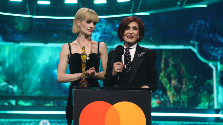 Η Κέλι Όσμπορν απαντά στα σχόλια για την αδυνατισμένη εικόνα της: Με χτυπάτε, ενώ είμαι ήδη πεσμένη