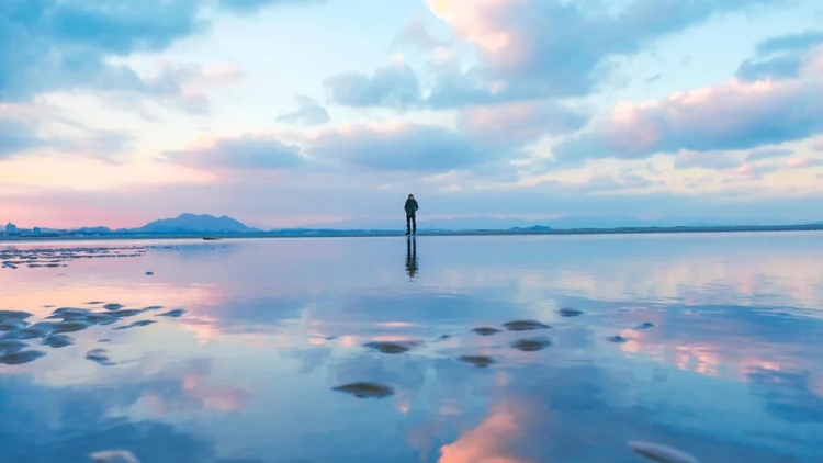 Η εντυπωσιακή παραλία της Ιαπωνίας που έγινε viral στο Instagram, αλλά οι ντόπιοι την προστάτευσαν από τον υπερτουρισμό