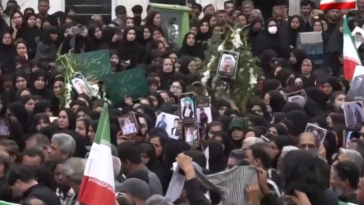 Θρήνος στις κηδείες των μαθητριών που σκοτώθηκαν σε βομβαρδισμό σχολείου στο Ιράν, δείτε εικόνες
