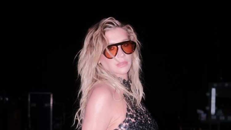 Η Kesha καταγγέλλει την κυβέρνηση Trump για χρήση του τραγουδιού της σε «πολεμικό» μήνυμα