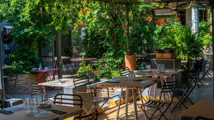 Οι αυλές της άνοιξης: Πού βγαίνουμε για καφέ και ποτό, τώρα που μεγαλώνει η μέρα