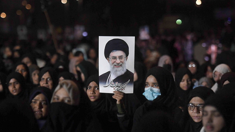 Το Ιράν αναβάλλει την κηδεία του Χαμενεΐ