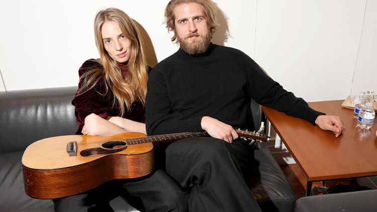 H πρώτη εμφάνιση της κόρης της Ούμα Θέρμαν ως παντρεμένης - Τραγούδησε με τον άνδρα της σε φιλανθρωπική συναυλία (εικόνες)