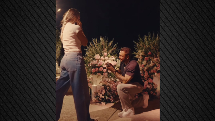 Ο Έλληνας σύντροφoς της Σαμπαλένκα υπέκυψε στις... πιέσεις και της έκανε πρόταση γάμου, δείτε βίντεο