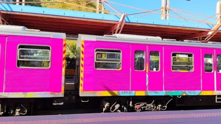 Συρμός του ΗΣΑΠ «ντύθηκε» στα ροζ και έγινε viral, δείτε βίντεο και φωτογραφίες