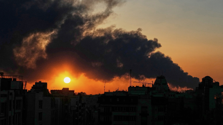 Μαζικοί βομβαρδισμοί του Ισραήλ στο Ιράν, η Σαουδική Αραβία αναχαίτισε πυραύλους Κρουζ, η Τεχεράνη χτύπησε προξενείο των ΗΠΑ στο Ντουμπάι, βάση στο Κατάρ και σταθμό της CIA