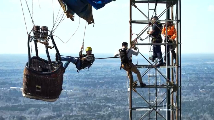 Καρέ καρέ η διάσωση δύο ατόμων που έπεσαν με το αερόστατο τους σε πύργο κινητής τηλεφωνίας στο Τέξας 