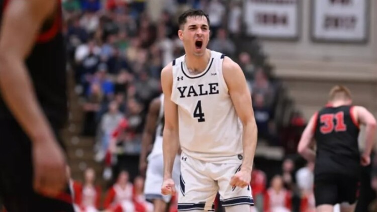 Ποιος είναι ο Τζον Πουλακίδας που έκανε το ντεμπούτο του στο NBA με τους Μάβερικς