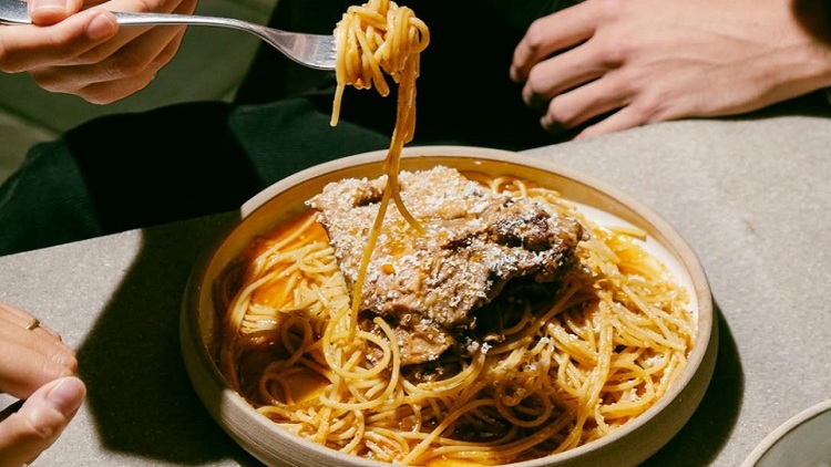 Zohόs: Για ζυμαρικά με προβατίνα και μεστές γεύσεις σε μια κρυμμένη αυλή στην Πλάκα