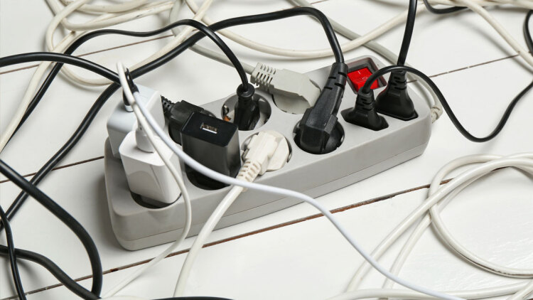 Εργαζόμενη «μπουρδουκλώθηκε» στα καλώδια του γραφείου και πήρε αποζημίωση 20.000 ευρώ