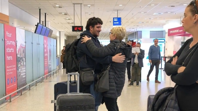 «Ακούστηκαν σειρήνες, φτιάξαμε μια βαλίτσα και φύγαμε»: Συγκλονίζουν οι Έλληνες που επιστρέφουν από τη Μέση Ανατολή