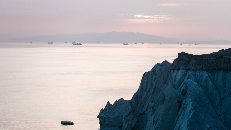 Αβεβαιότητα στα Στενά του Ορμούζ: Οι εναλλακτικές διαδρομές για το παγκόσμιο εμπόριο
