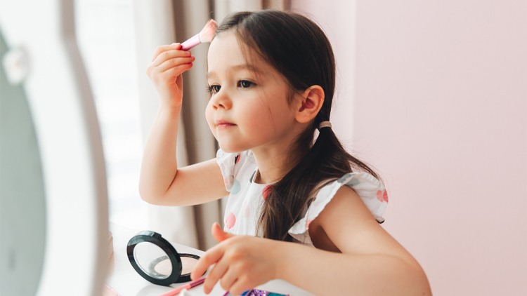 Πελάτες ετών 6: Κέρδη εκατομμυρίων για τα παιδικά καλλυντικά