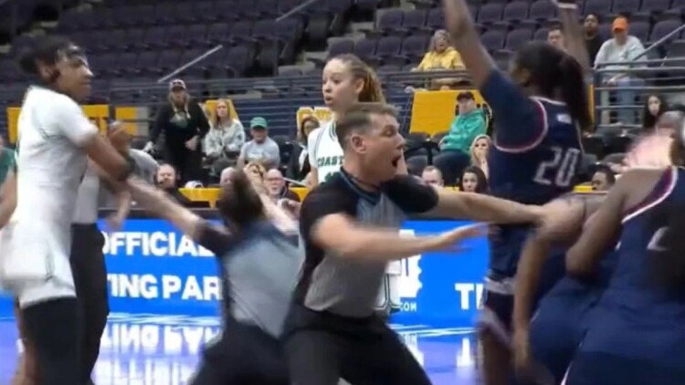 Απίστευτο ξύλο σε αγώνα μπάσκετ γυναικών στις ΗΠΑ: Η διαιτητής δέχθηκε χτύπημα και έπεσε αναίσθητη, βίντεο 