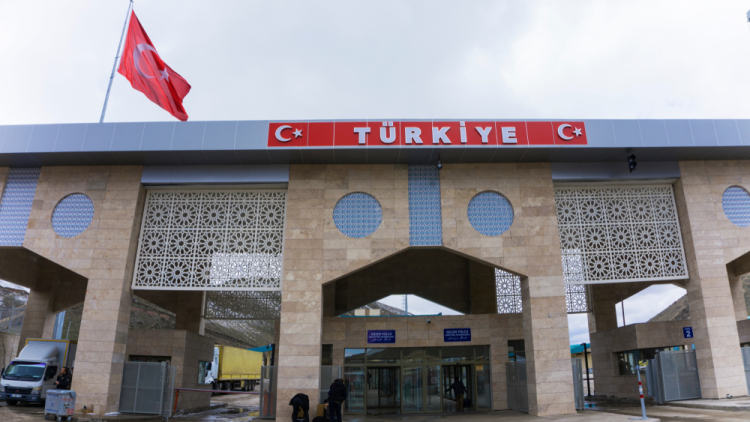 «Έχουμε να κοιμηθούμε 3 μέρες από τις εκρήξεις»: Ομάδες Ιρανών περνούν με πολικές θερμοκρασίες το συνοριακό πέρασμα στην ανατολική Τουρκία