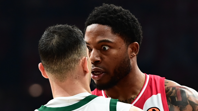 Ένταση μεταξύ Σλούκα και Τζόουνς στο ΣΕΦ: «Έφαγαν» από μια τεχνική ποινή