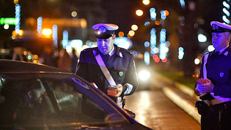 Σύλληψη οδηγού στα Καλύβια που έτρεχε με 151 χλμ, ήταν μεθυσμένος, χωρίς δίπλωμα και απείλησε αστυνομικούς
