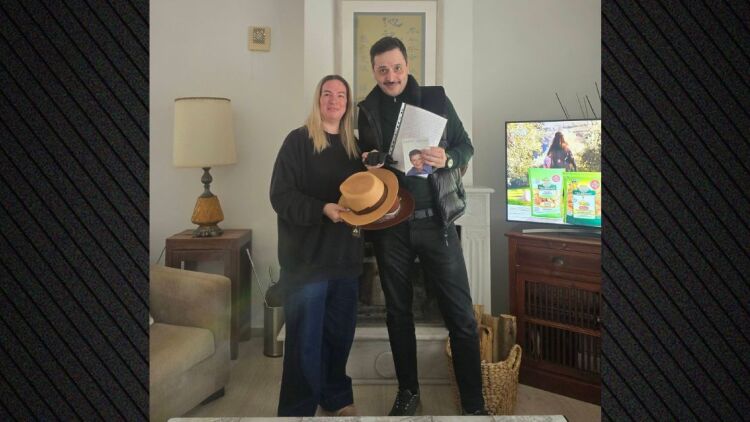 Η οικογένεια του Χάρρυ Κλυνν δώρισε προσωπικά του αντικείμενα στον Αλέξανδρο Τσουβέλα: «Η συγκίνηση τεράστια»