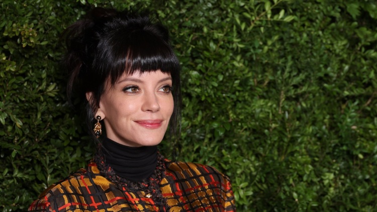 Λίλι Άλεν: Με φόρεμα από αποδείξεις δώρων που είχε κάνει ο πρώην σύζυγός της σε «παράνομες» ερωμένες (βίντεο)
