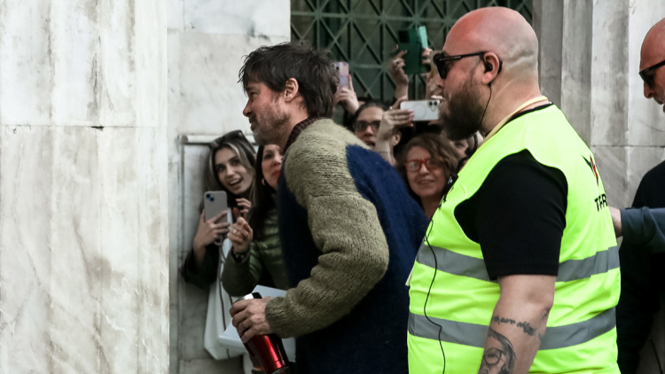 Παρασκήνια από την επίσκεψη Μπραντ Πιτ στο δημαρχείο: «Θέλω κι εμένα να με περιμένετε κάθε πρωί στην πόρτα» είπε ο Δούκας στις υπαλλήλους