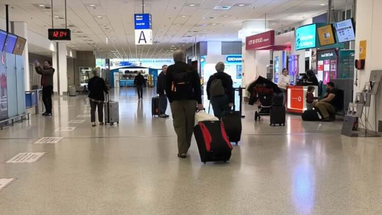 «Ακούγαμε σειρήνες, αεροπλάνα, μακρινές εκρήξεις», λένε οι Έλληνες που επέστρεψαν από τη Μέση Ανατολή, δείτε βίντεο