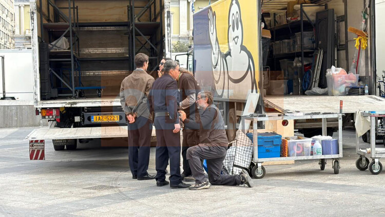 Πυρετώδεις ετοιμασίες στο δημαρχείο Αθηναίων για τα γυρίσματα της ταινίας του Μπραντ Πιτ, δείτε φωτογραφίες και βίντεο