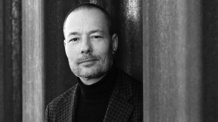 Γιατί να διαβάσω τις «Φονικές Ελιές» του Τομ Χίλενμπραντ;