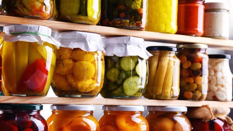 Σπιτική κονσερβοποίηση τροφίμων: οι κανόνες ασφάλειας για λαδερά και όσπρια