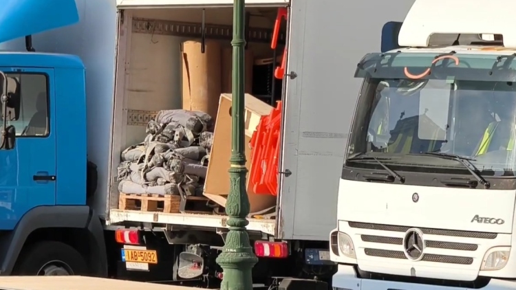 Στήνεται χολιγουντιανό στούντιο στην πλατεία Κοτζιά για τον Μπραντ Πιτ: Πού θα γίνουν τα γυρίσματα, δείτε βίντεο