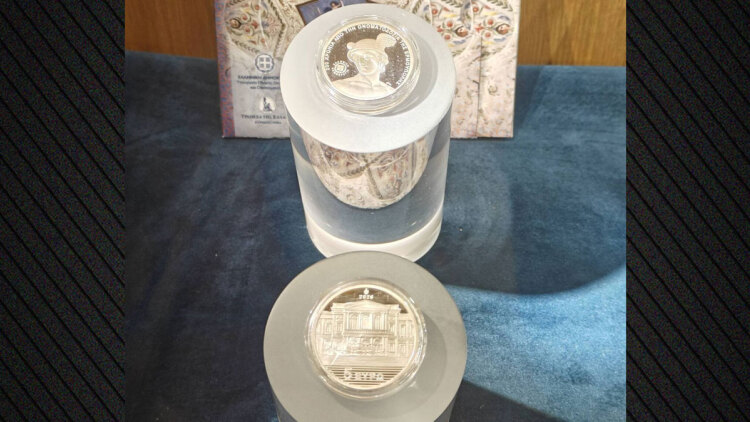 Η Τράπεζα της Ελλάδος παρουσίασε το επετειακό αργυρό νόμισμα για τα 200 χρόνια από την ονοματοδοσία της Ερμούπολης