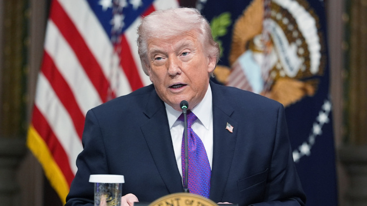 Σήμερα το Ιράν θα χτυπηθεί πολύ σκληρά, λέει ο Τραμπ, οι ΗΠΑ στέλνουν και τρίτο αεροπλανοφόρο στη Μέση Ανατολή μπαράζ εκρήξεων στην Τεχεράνη
