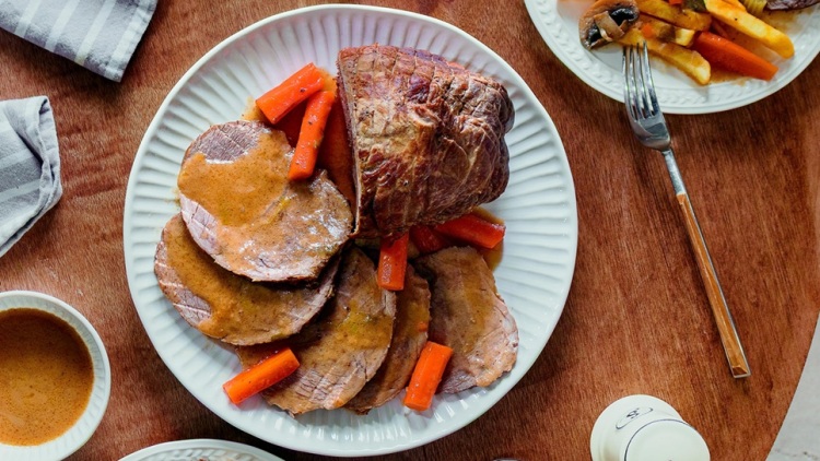 Νουά κατσαρόλας με σάλτσα ψητού