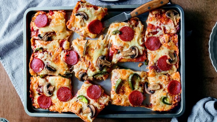 Πίτσα ταψιού όπως παλιά