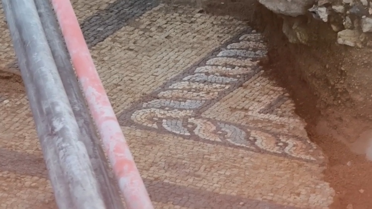 Αποκαλύφθηκε τυχαία αρχαίο ψηφιδωτό στην οδό Ευριπίδου, στην καρδιά της Αθήνας, δείτε βίντεο
