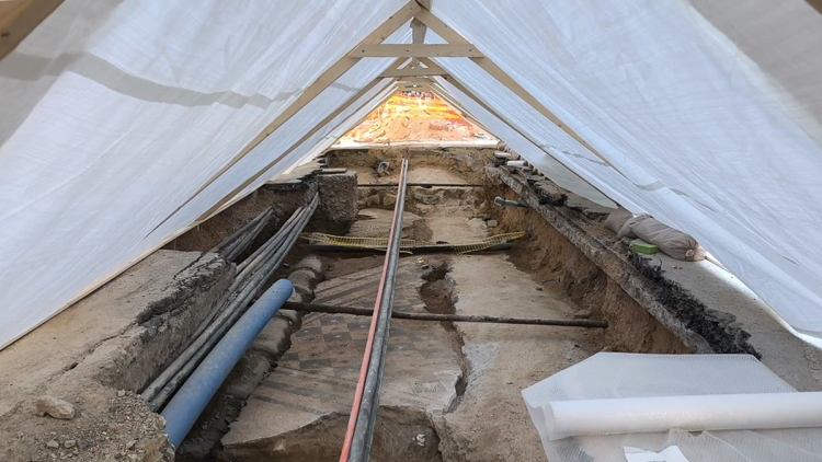 Αιώνες ιστορίας κάτω από την άσφαλτο: Αποκαλύφθηκε τυχαία αρχαίο ψηφιδωτό στην οδό Ευριπίδου, δείτε βίντεο