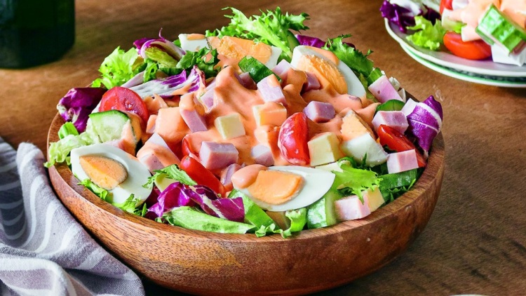 Σαλάτα του σεφ, αλλά με light sauce