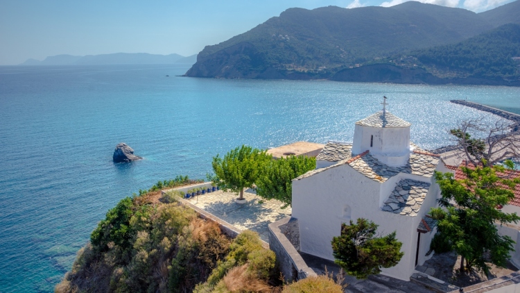 Αφιέρωμα του En Voyage στην Σκόπελο: «Λευκά, παραδοσιακά σπίτια, ταβερνάκια και τοπικές συνταγές»