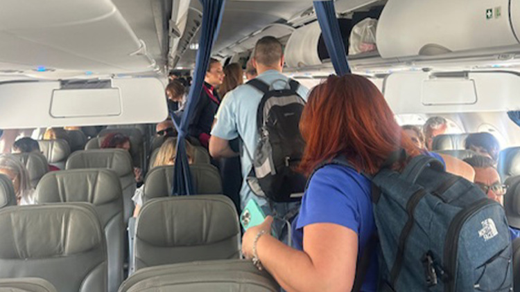 Επαναπατρίστηκαν 87 Ελλήνες πολίτες από το Ομάν στην Αθήνα με ειδική πτήση της SKY express
