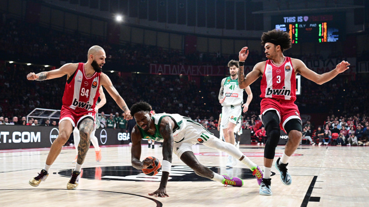 Ολυμπιακός - Παναθηναϊκός 70-66 (Δ' περίοδος): Θρίλερ στο ΣΕΦ, Live η αναμέτρηση  